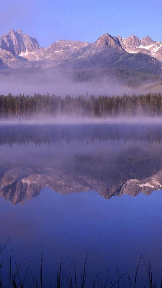 A Foggy Lake In Idaho Background