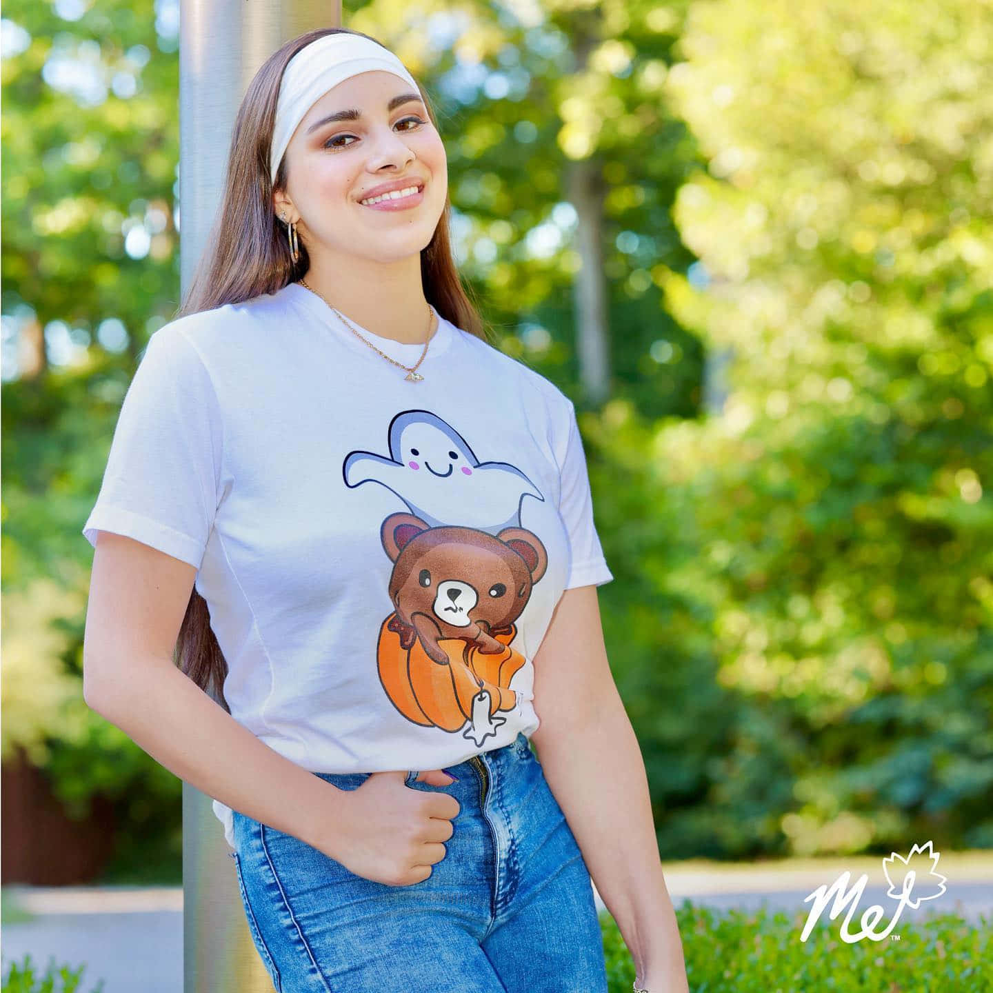 A Girl Wearing A T - Shirt With A Bear On It Background