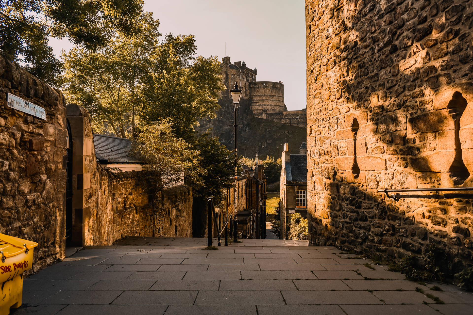 A Glimpse Of Edinburgh Castle Background