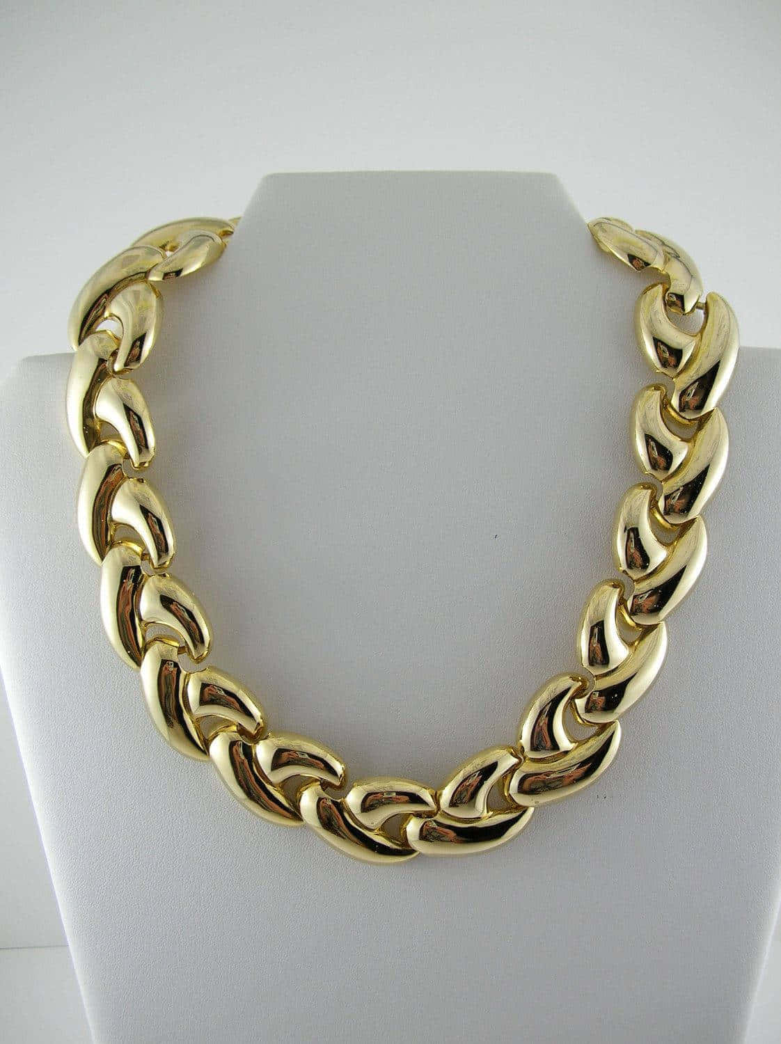 A Gold Chain Necklace On A Mannequin Background