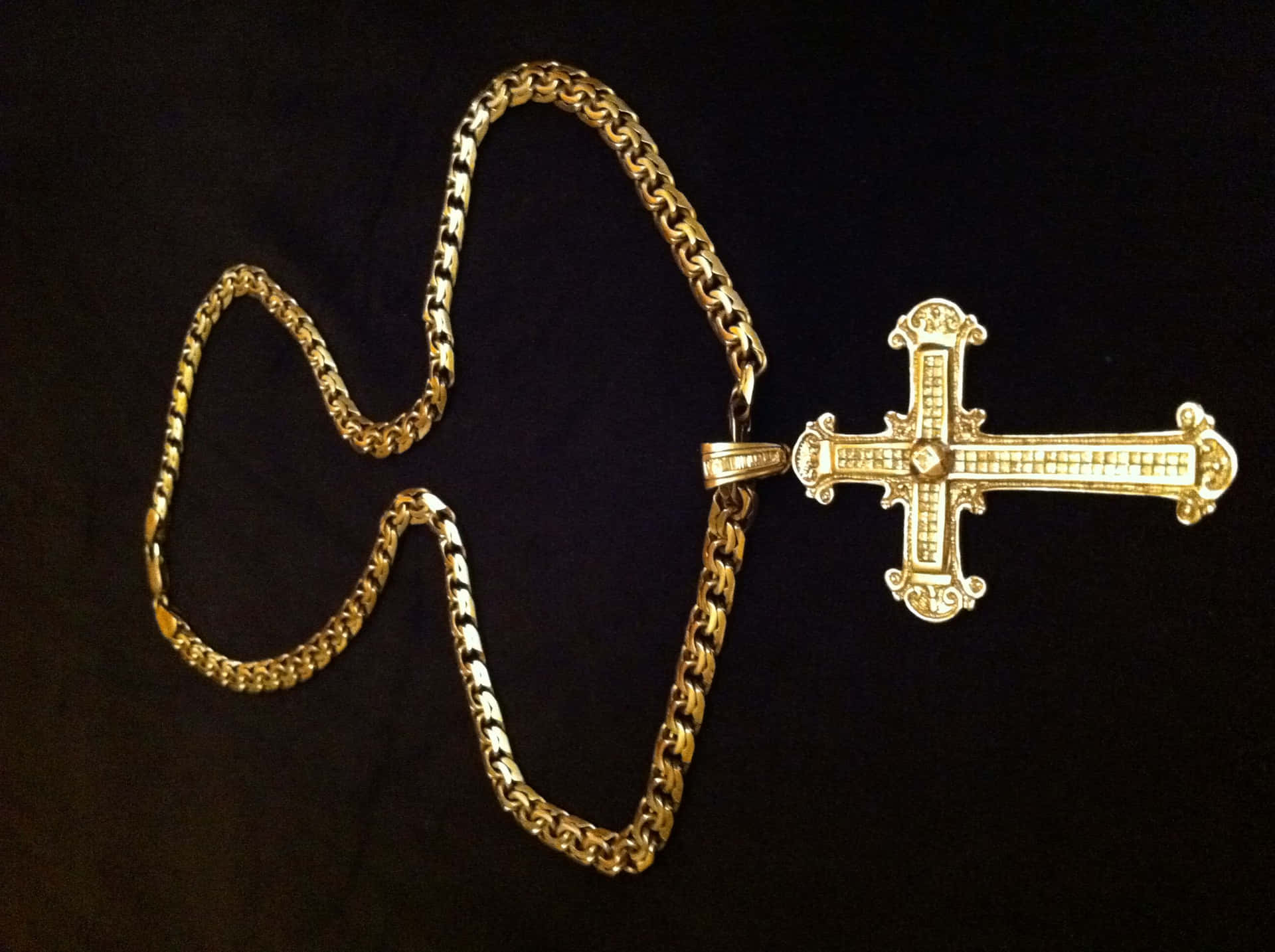 A Gold Chain With A Cross On It Background