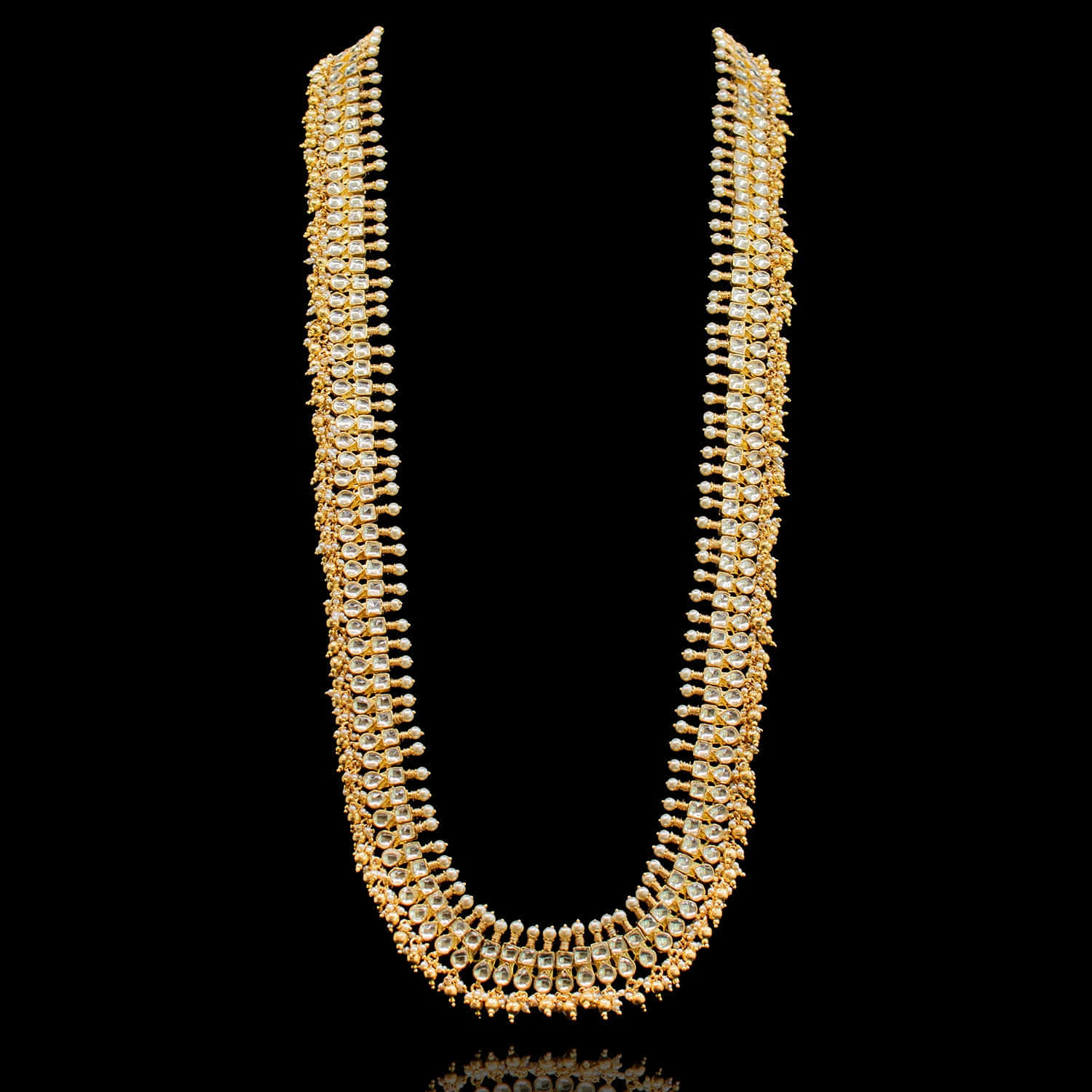 A Gold Necklace With Diamonds And Pearls Background