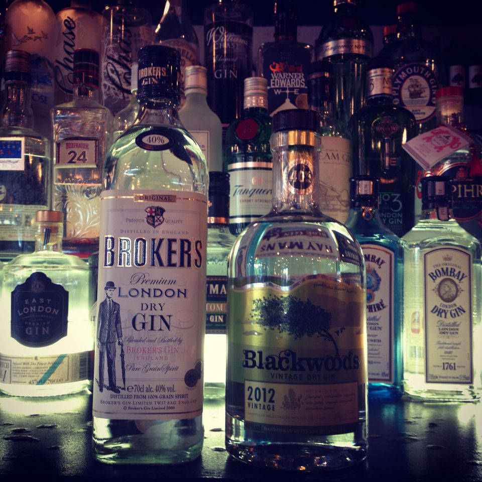 A Group Of Brokers Enjoying A Round Of Drinks Background