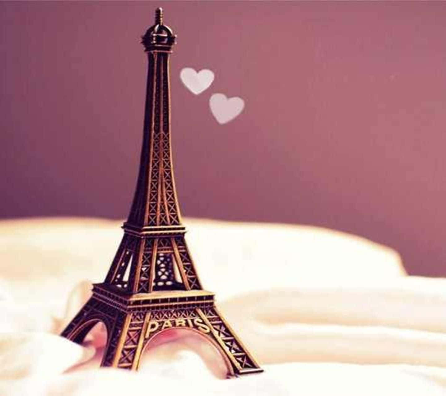 A Heartfelt View Of The Eiffel Tower Background
