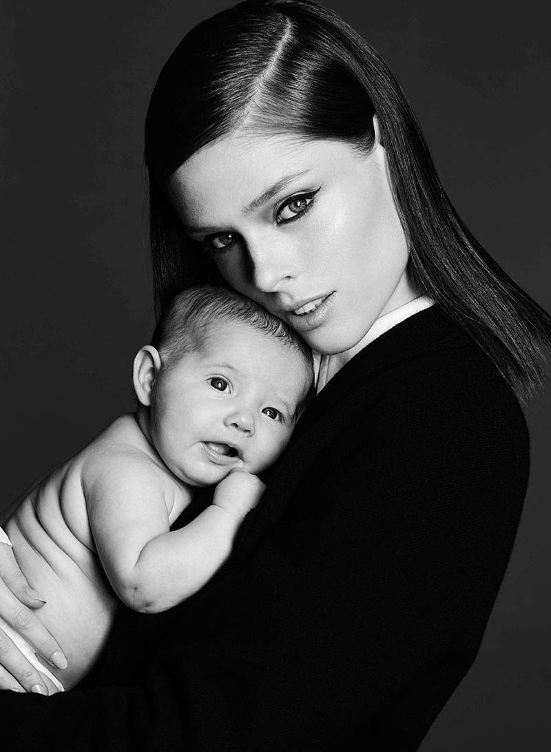 A Heartwarming Portrait Of Mother And Daughter Background