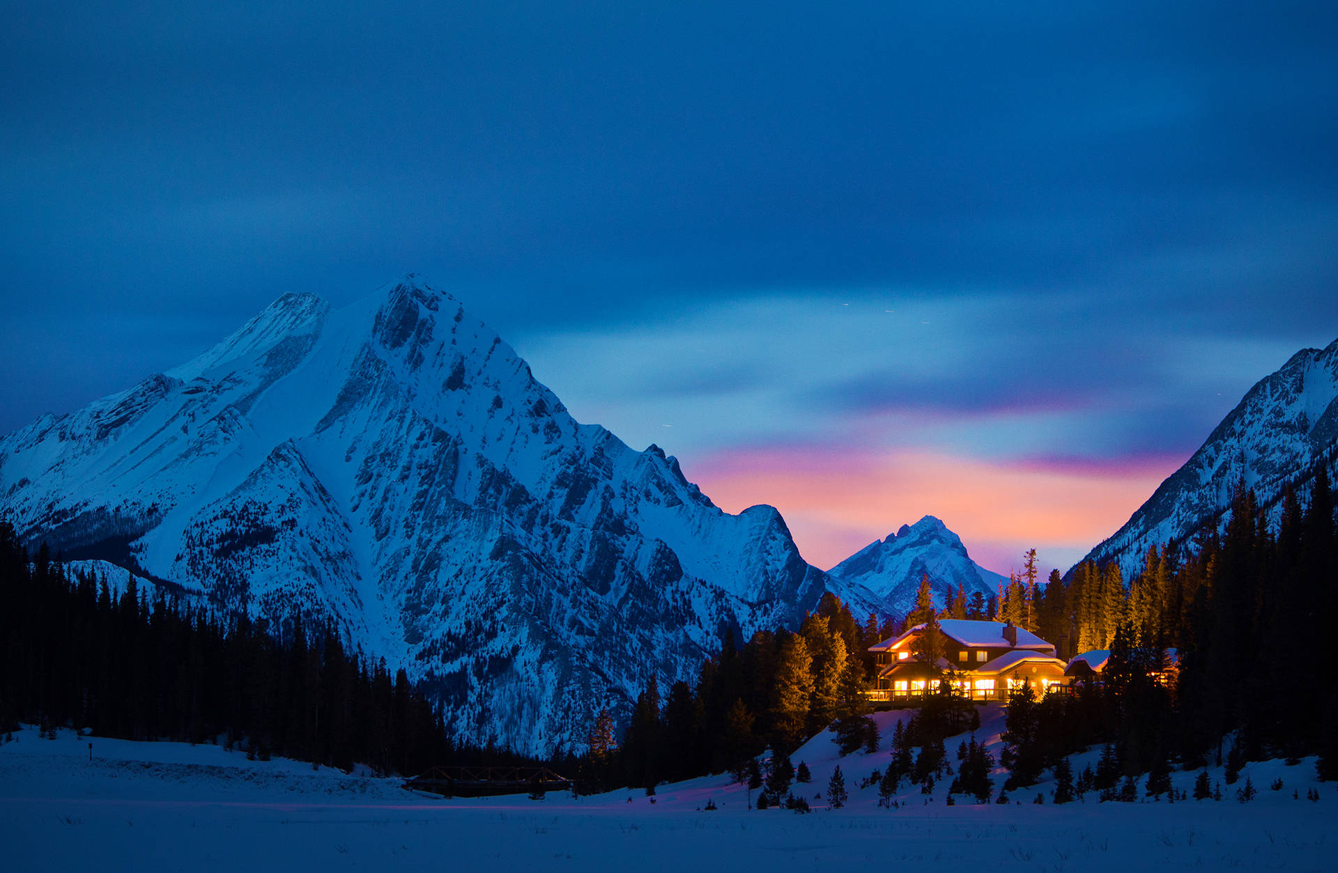 A House In The Mountains At Dusk Background