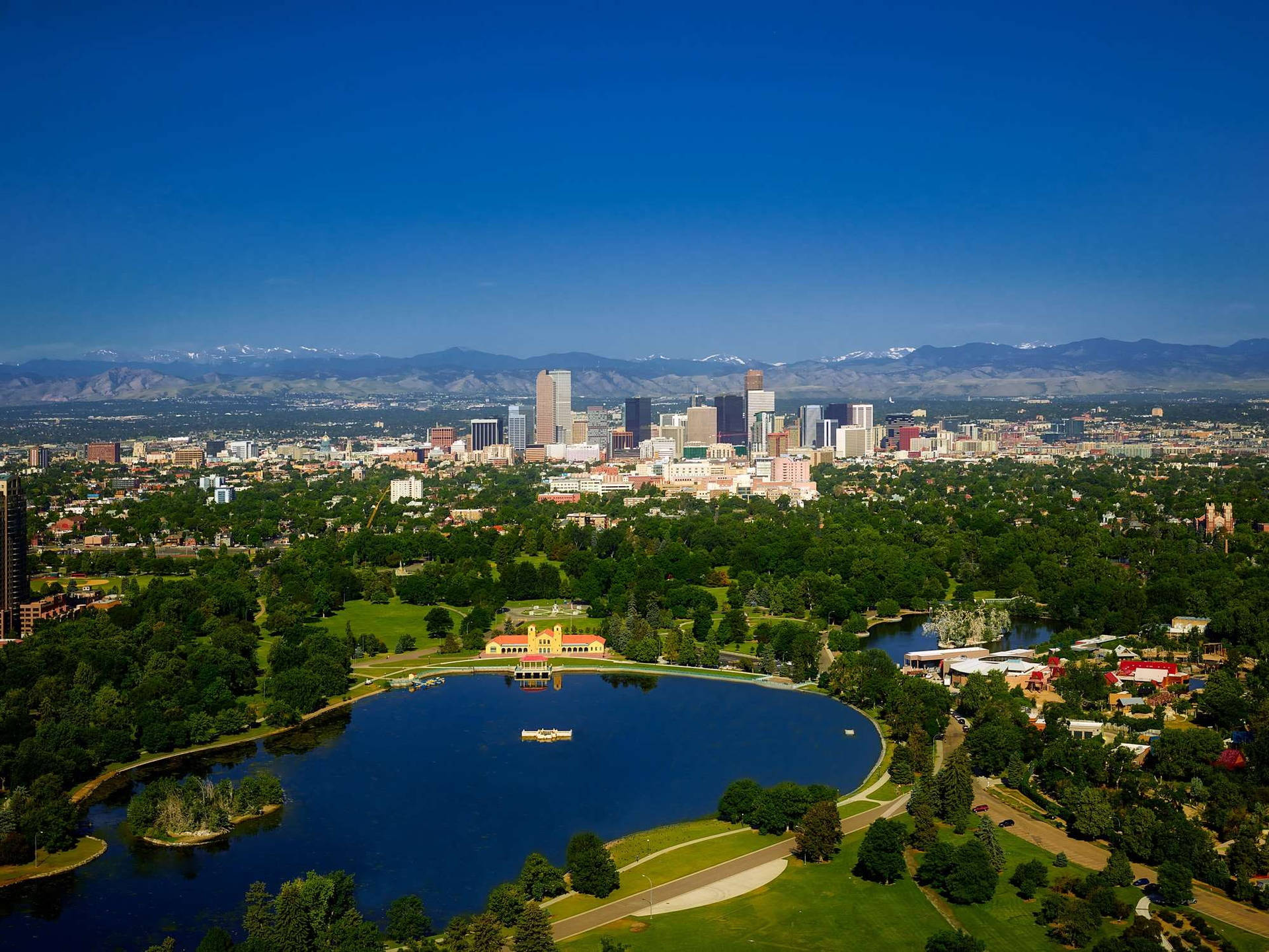 A Lake In Denver Background