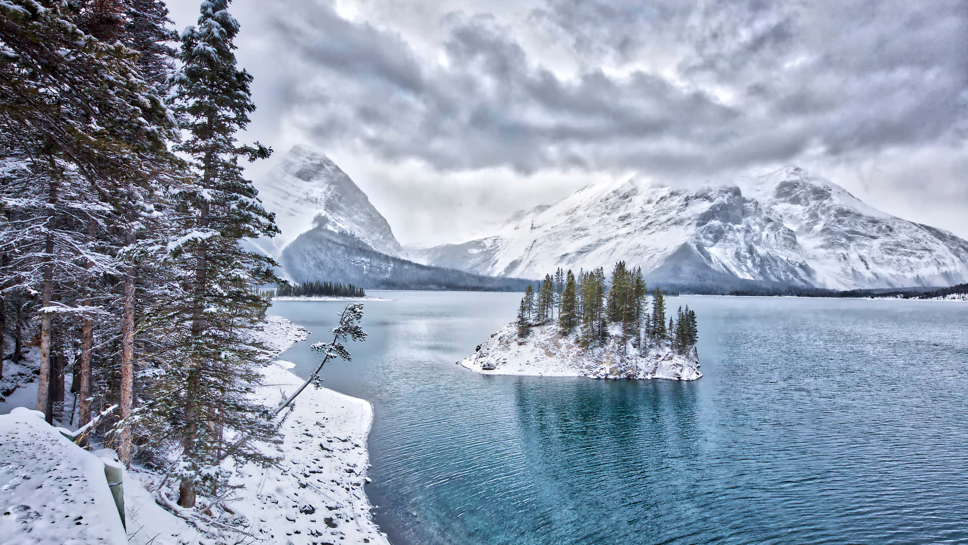 A Lake Winter Wonderland Desktop