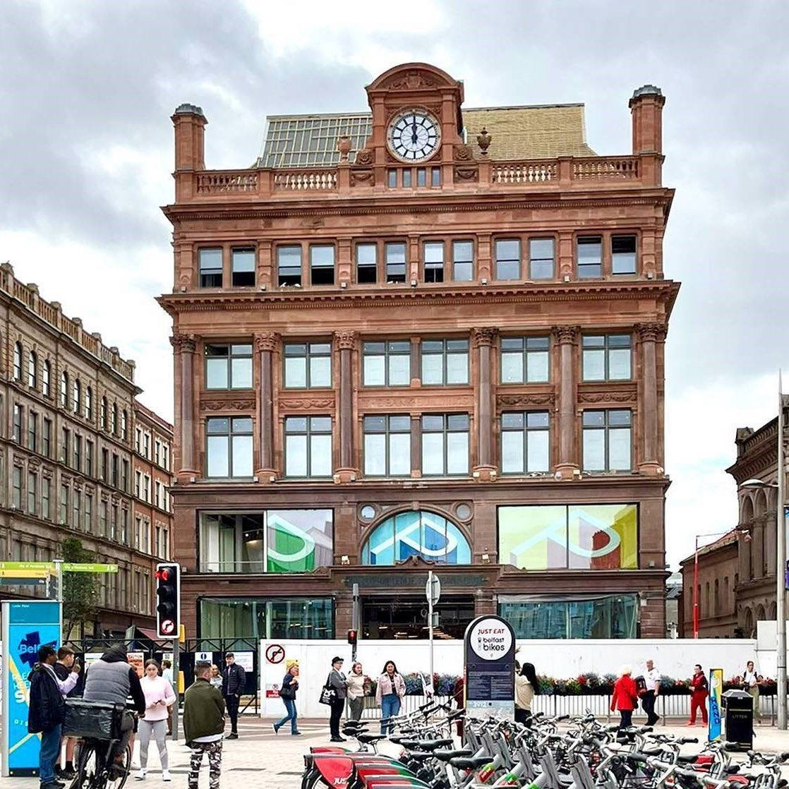 A Large Building With A Clock On It Background