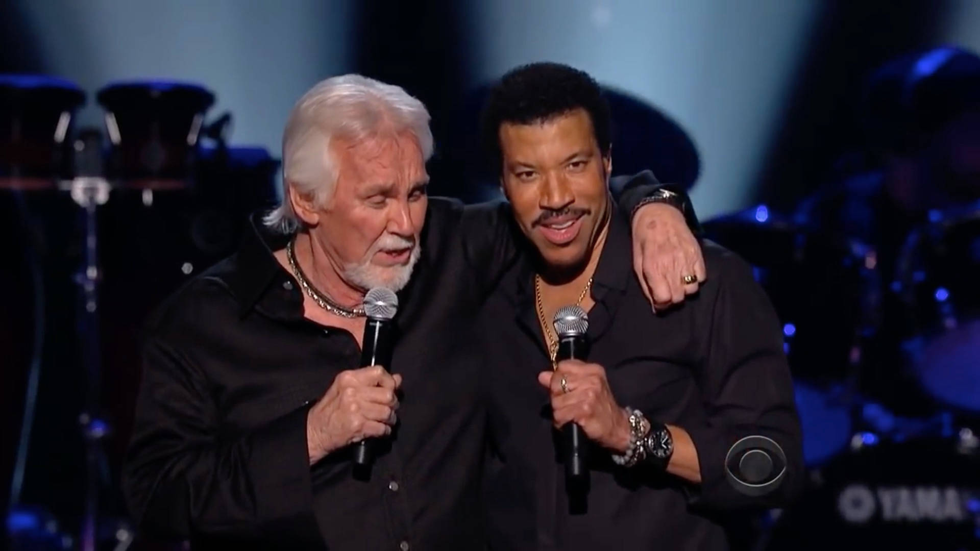 A Legendary Moment: Kenny Rogers And Lionel Richie In Concert Background