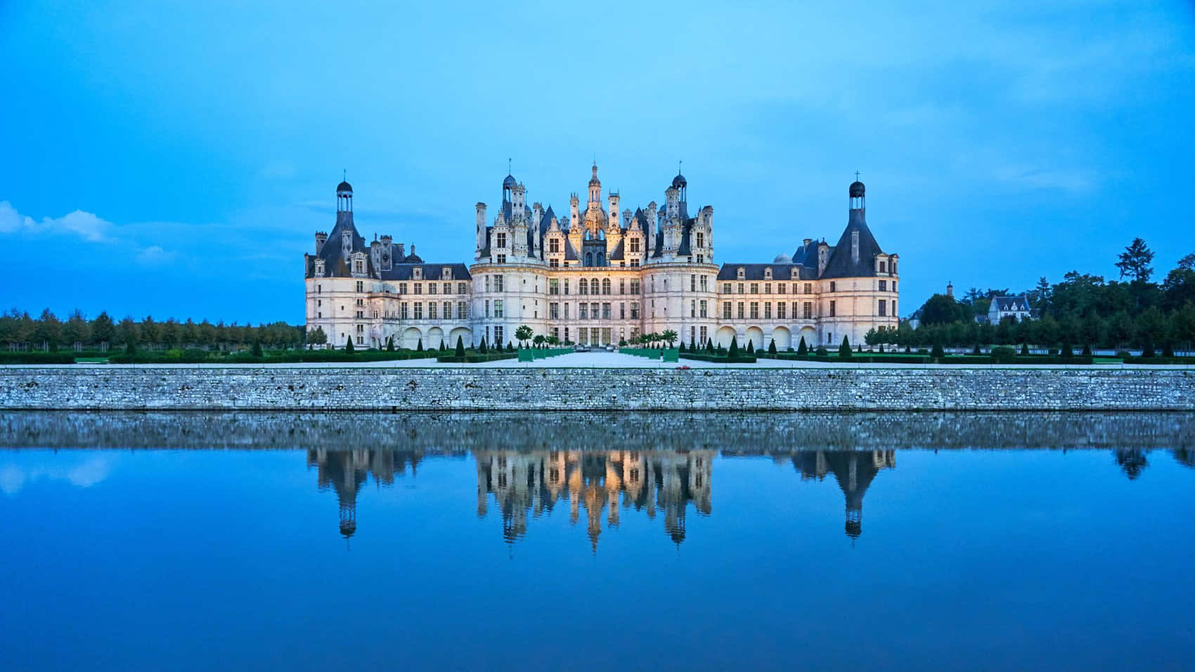 A Majestic Night View Of The Chateau De Chambord Background
