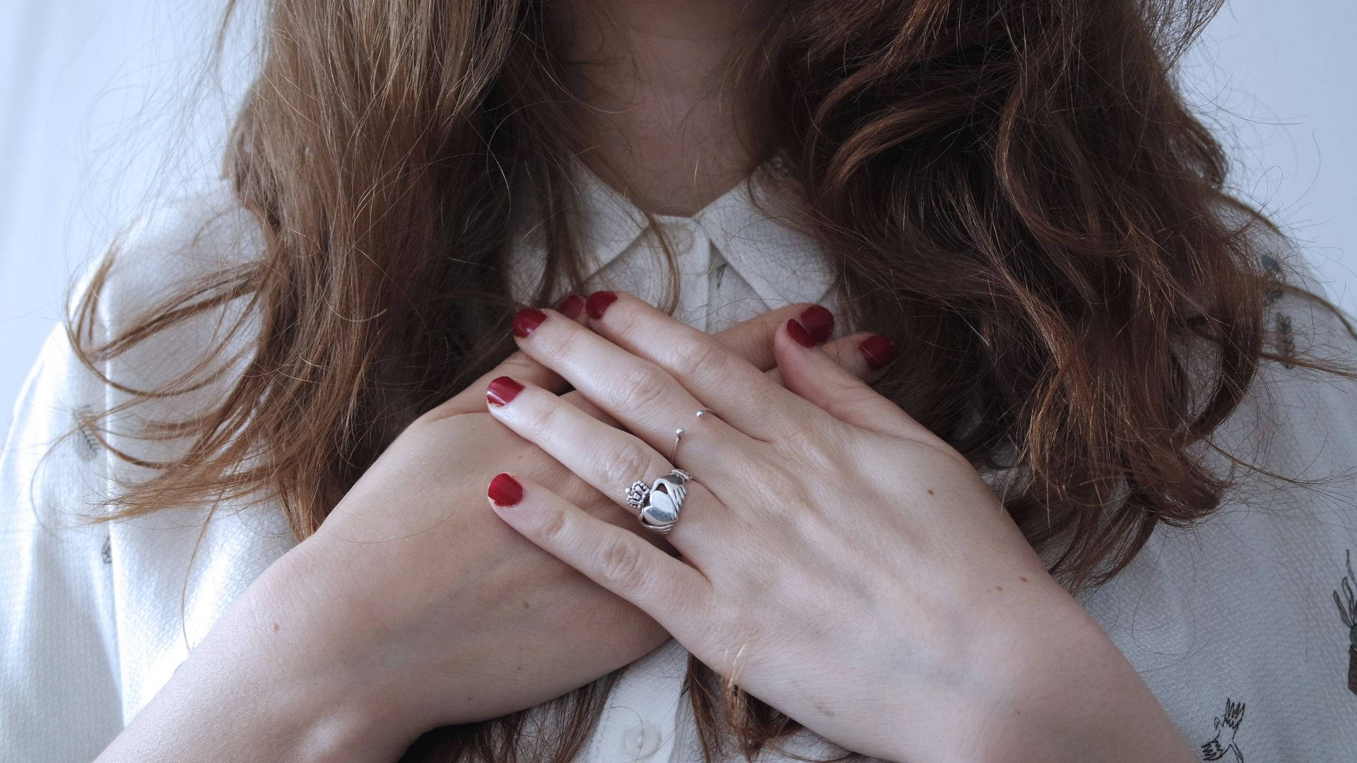 A Man's Hand Sporting A Sleek Signet Ring Background