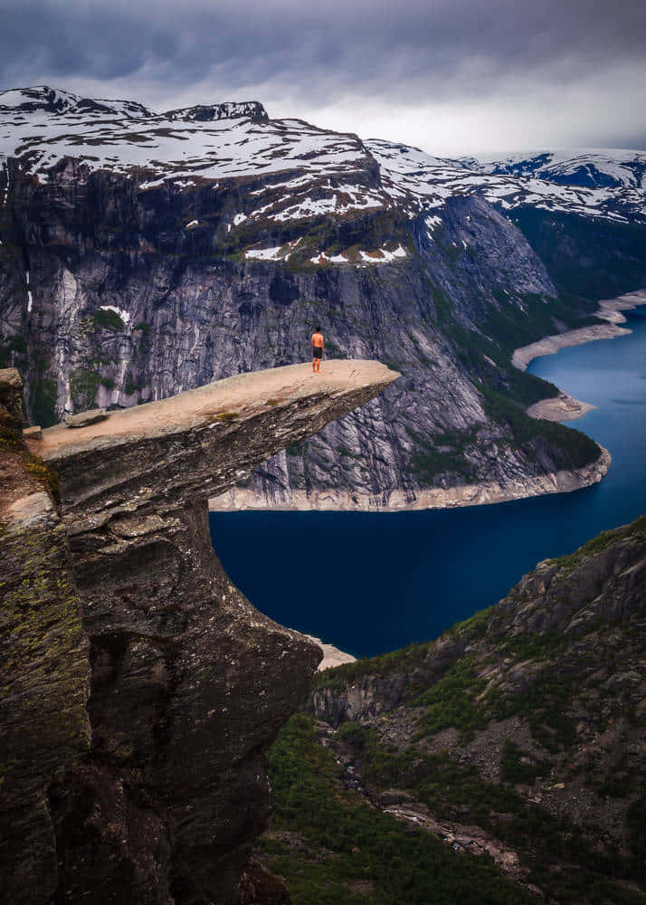 A Mystic Moment At Trolltunga Background