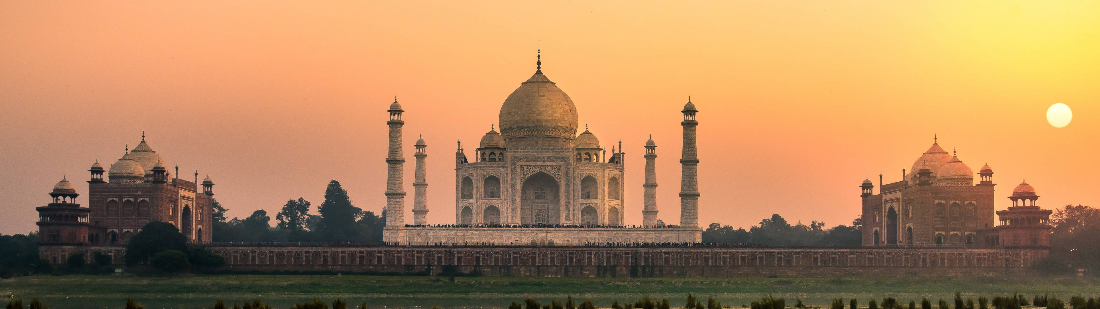 A Panoramic View Of The Taj Mahal Background