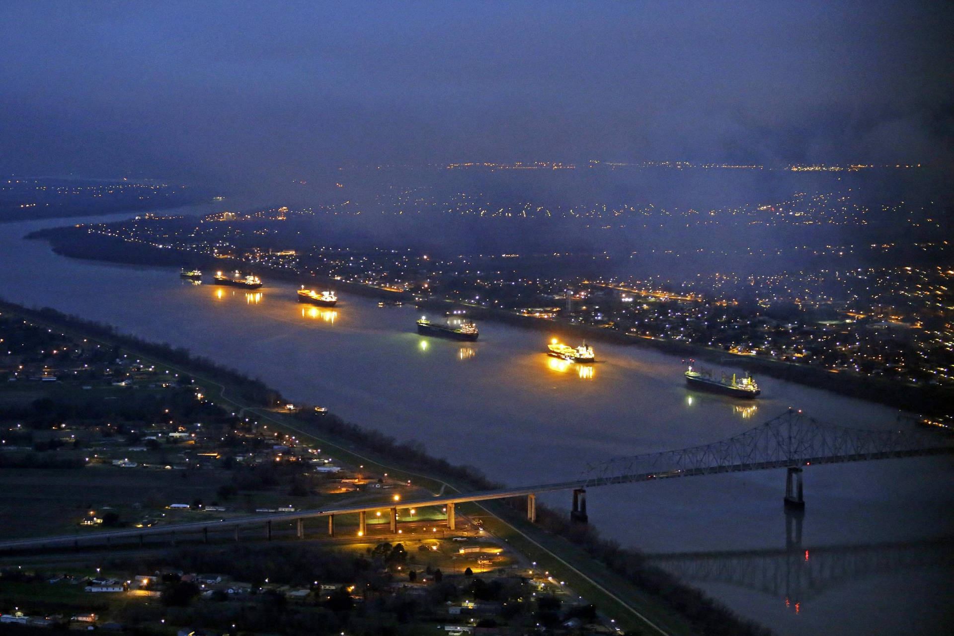 A Peaceful View Of The Mississippi River In The Evenings Background