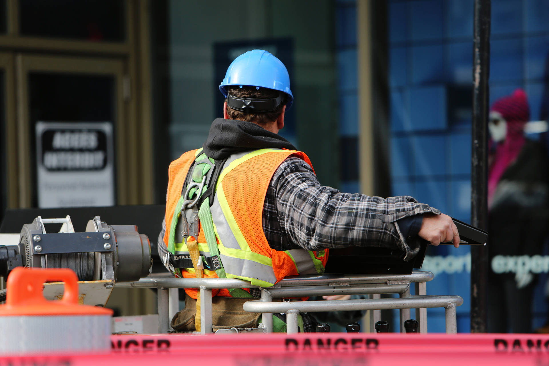 A Picture Of The Back Of The Construction Worker Background