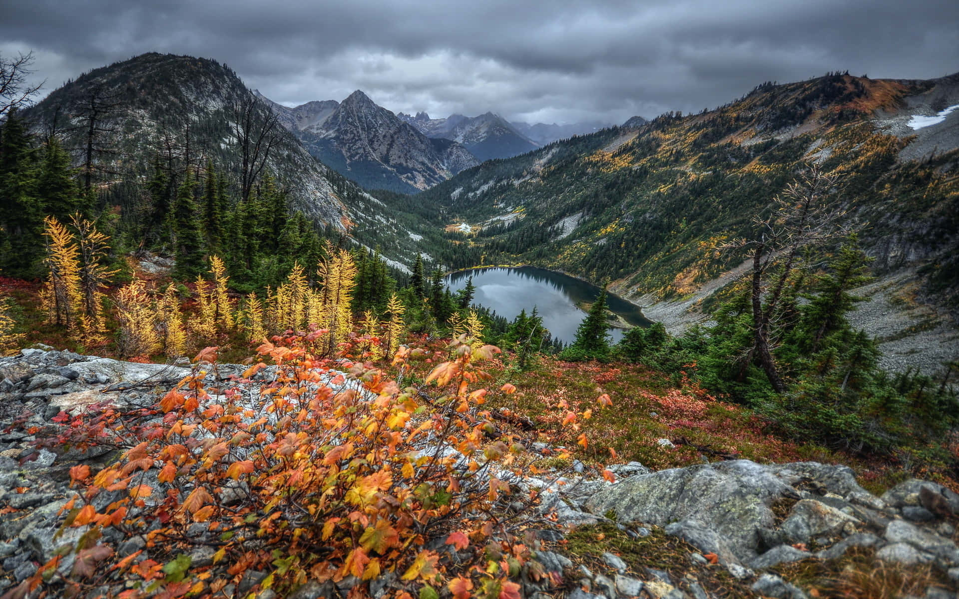 A Picturesque Scene Of A Fall Mountain Background