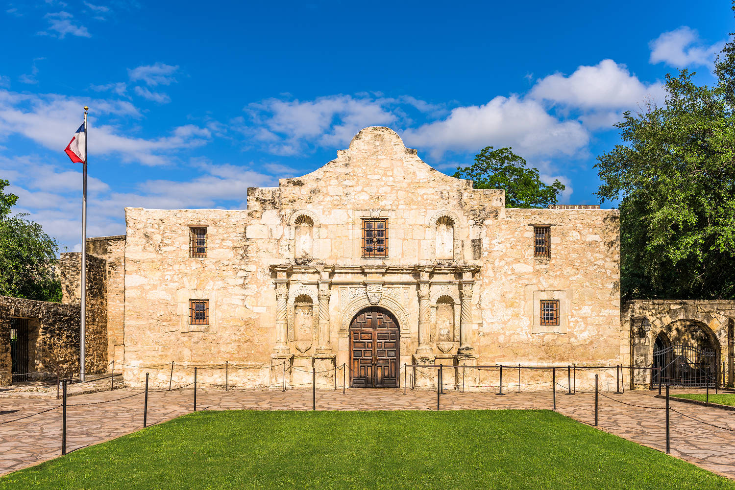 A Picturesque View Of The Alamo In Texas Background