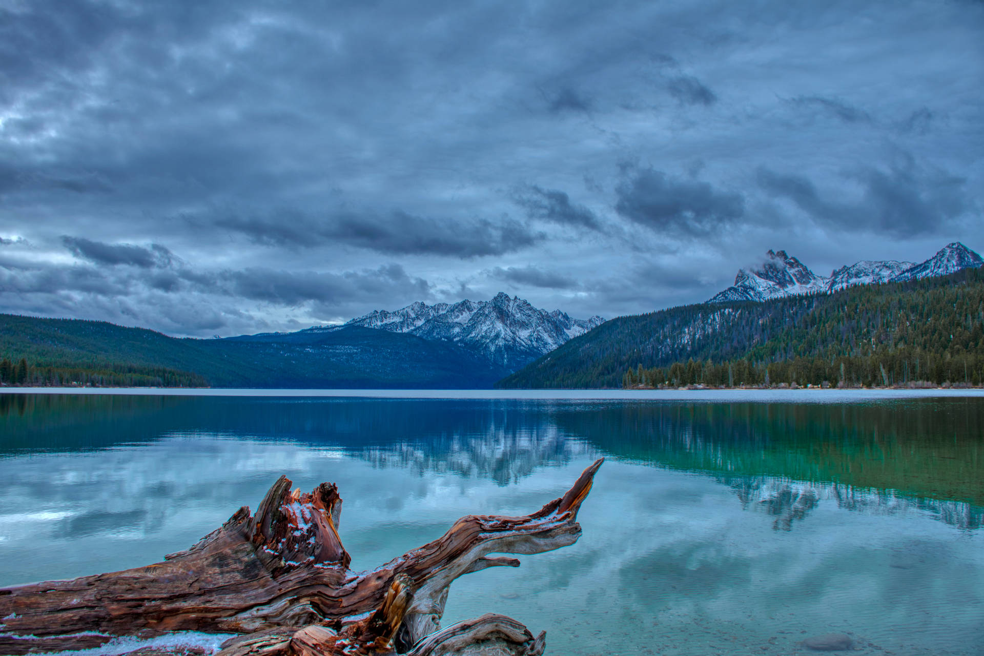 A Placid Lake In Idaho Background