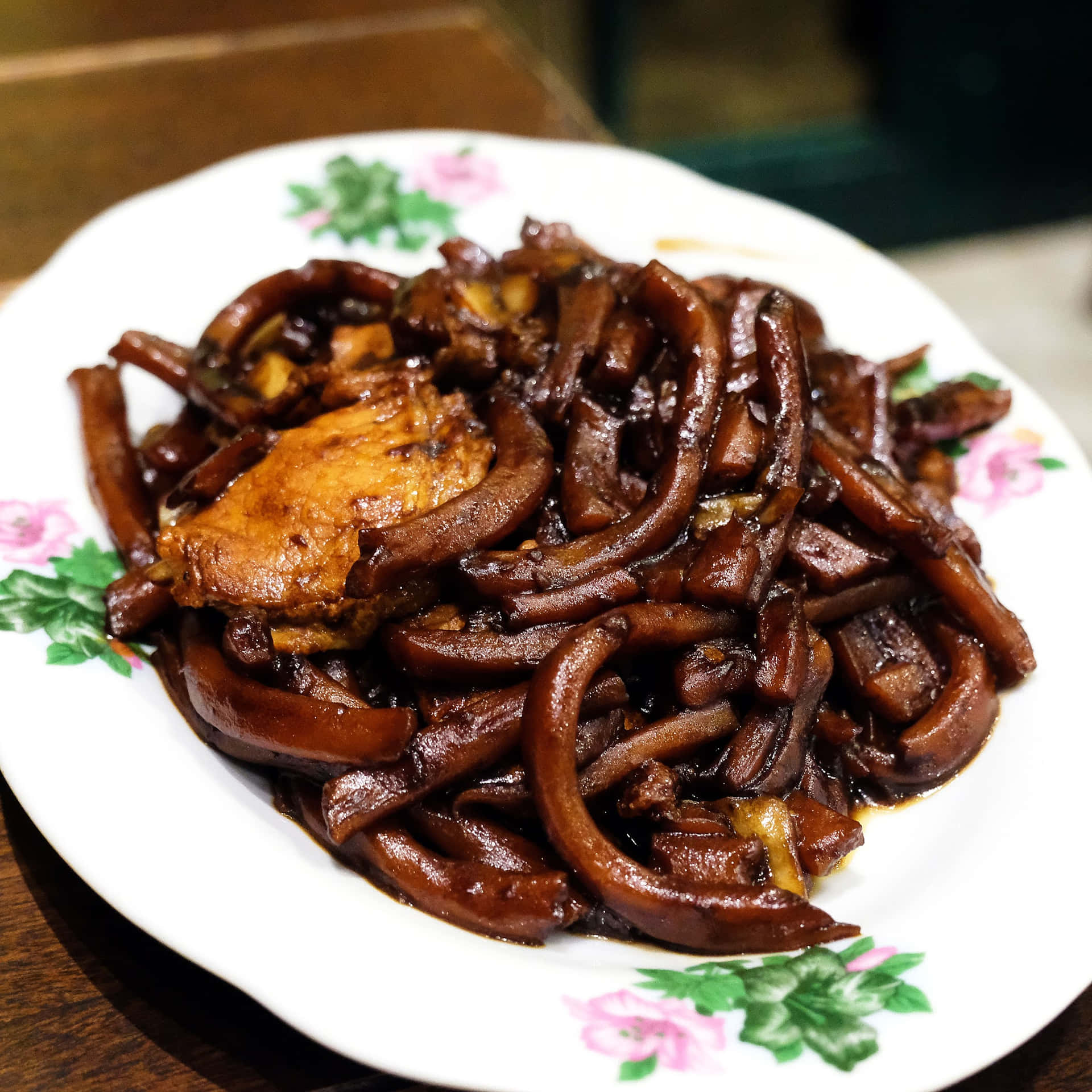 A Plate Of Delicious Hokkien Mee With A Floral Design At The Backdrop Background