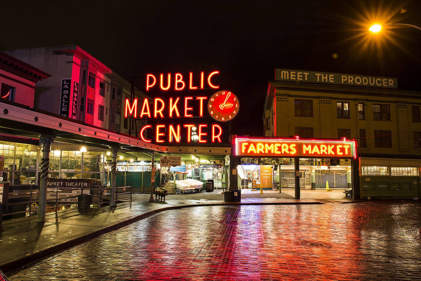 A Quiet Day At Pike Place Market Background