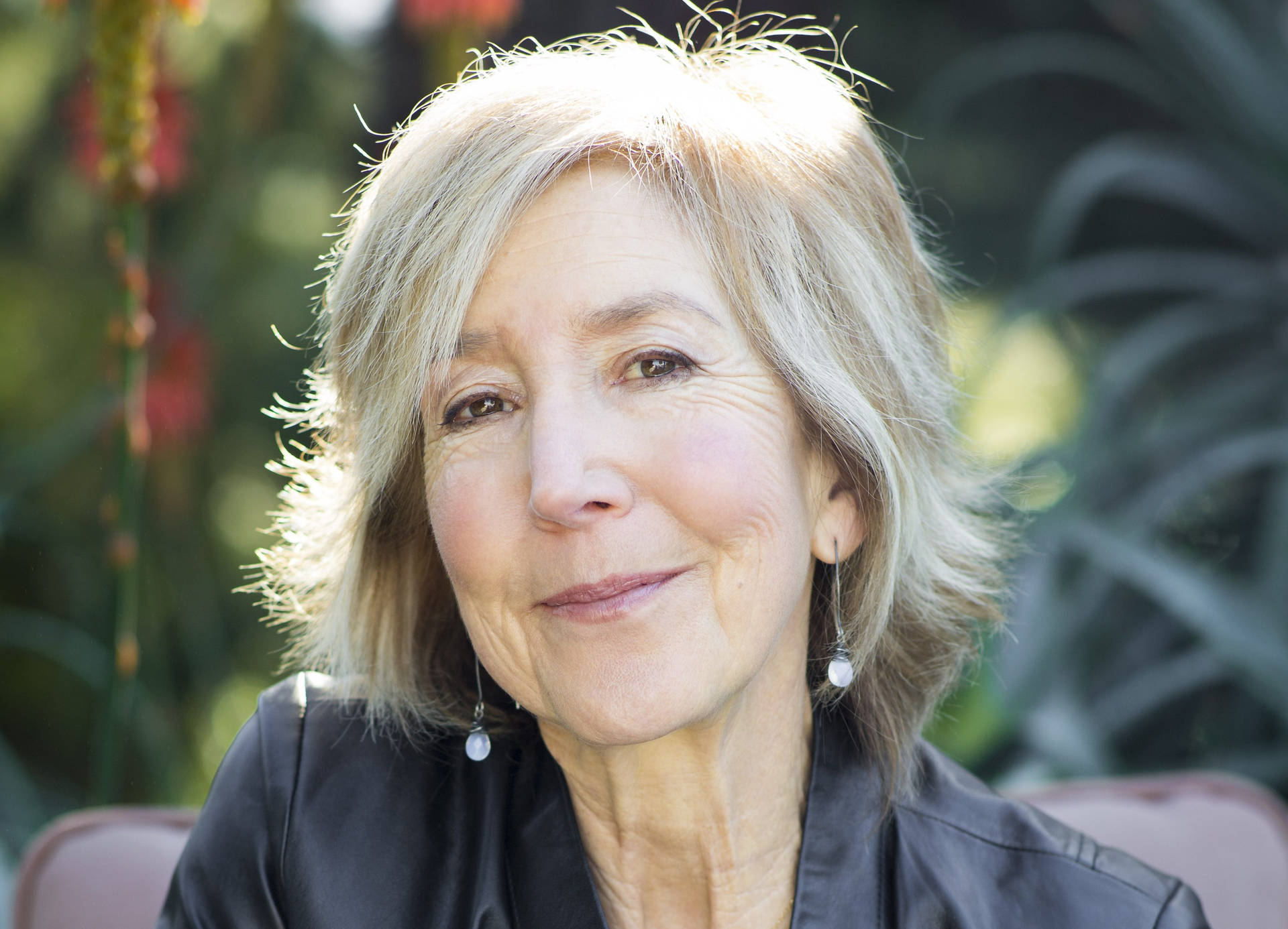 A Radiant Smiling Lin Shaye - Renowned American Actress Background