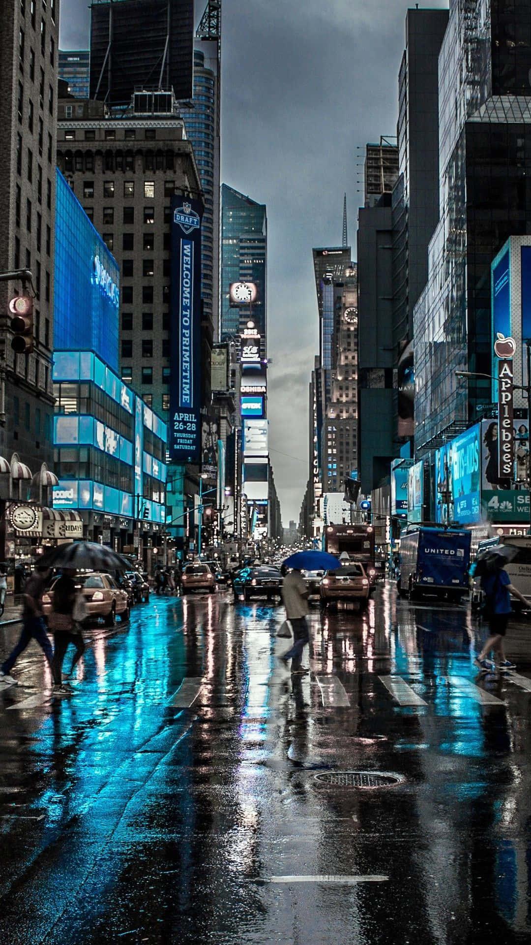 A Rainy Day In Times Square Background