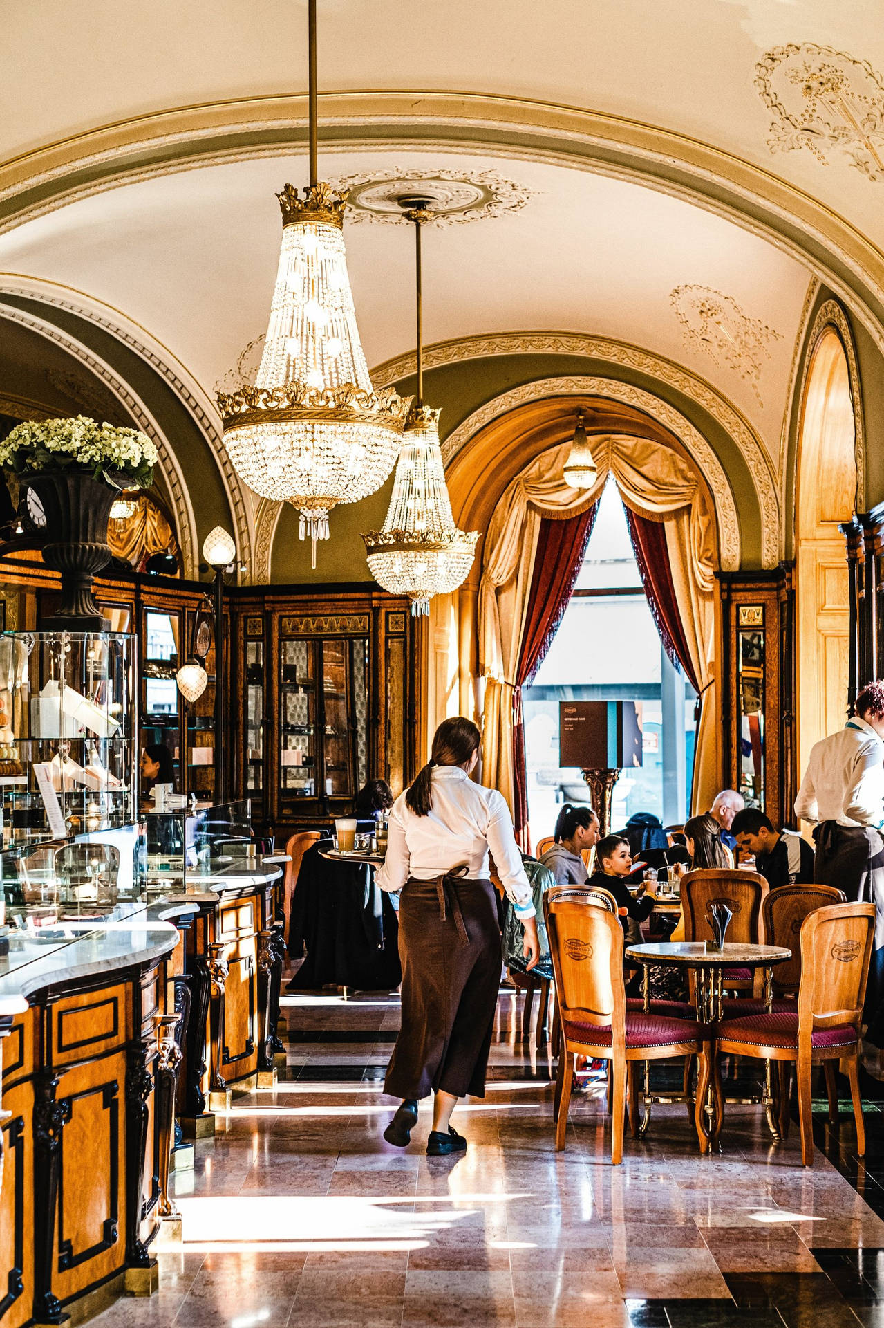 A Restaurant With A Lot Of People In It Background