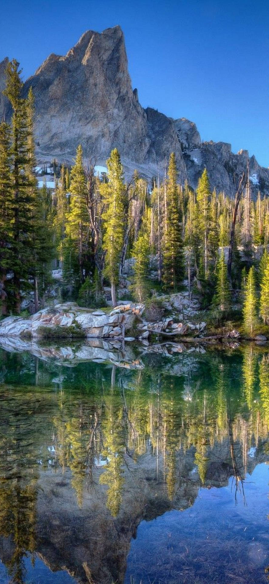 A Rocky Mountain In Idaho Background