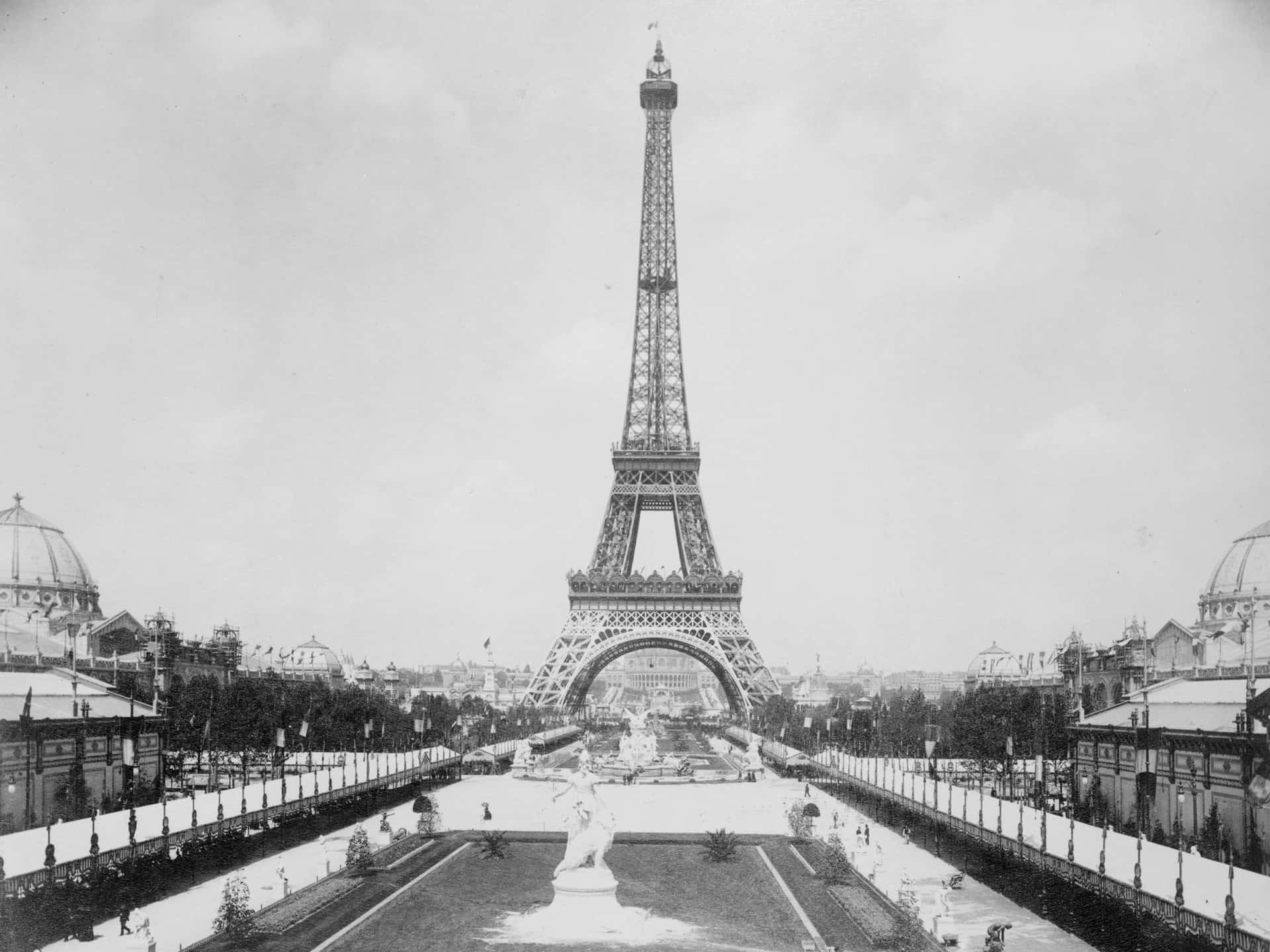 A Romantic Evening In The City Of Love Background