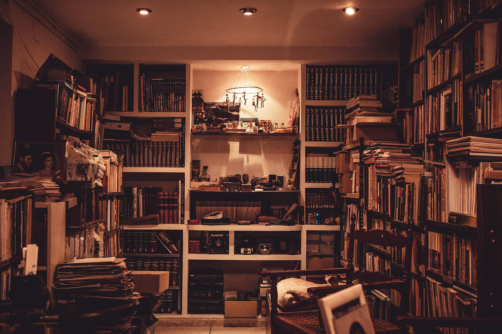 A Room With A Lot Of Books On The Shelves Background