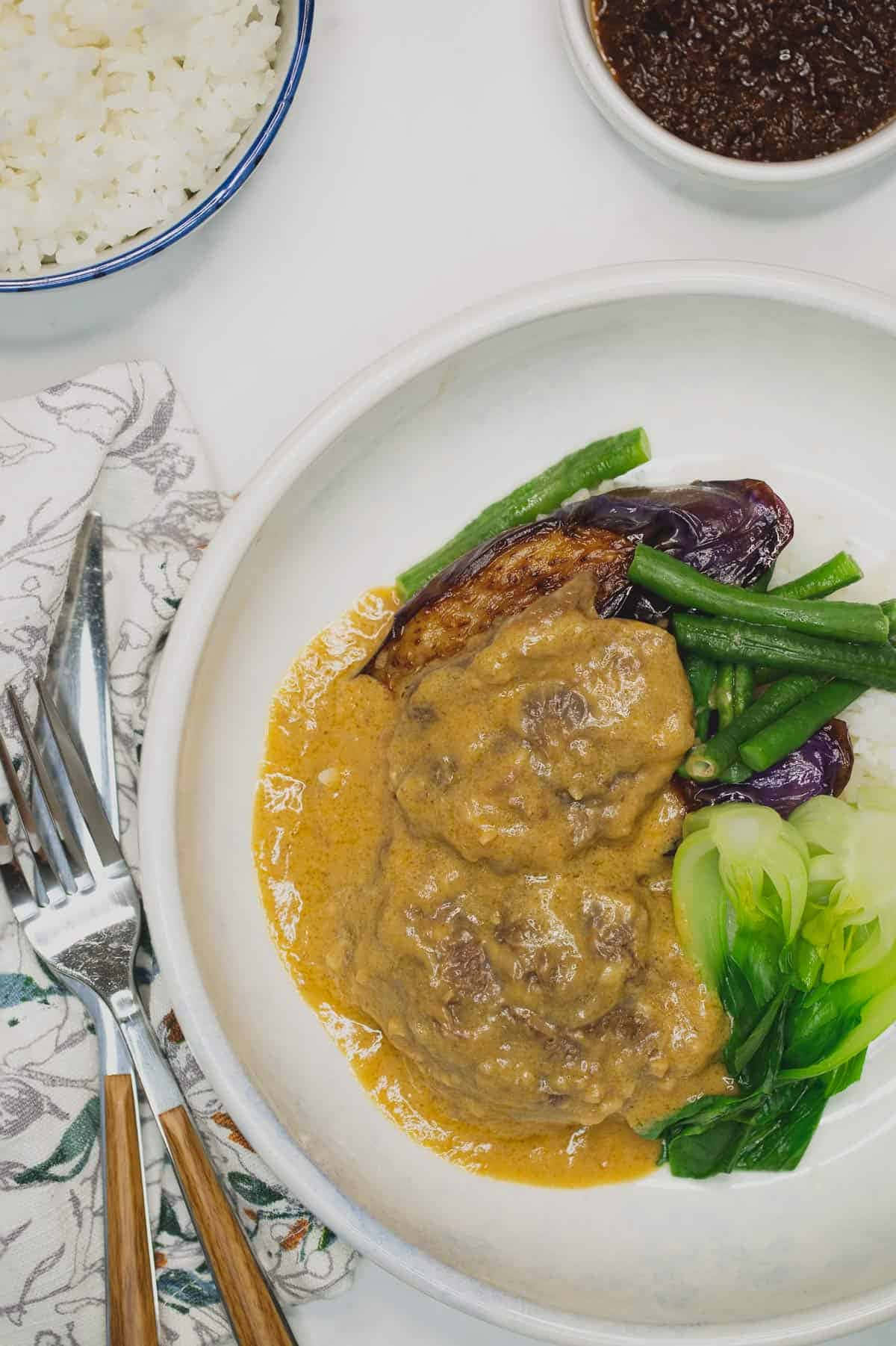 A Savory Bowl Of Kare-kare, A Traditional Filipino Delicacy. Background