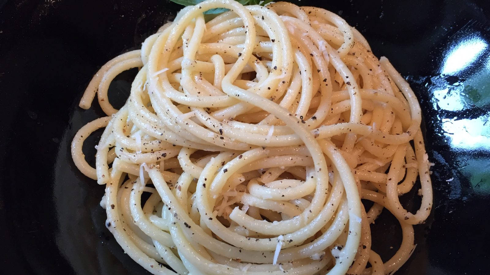 A Savory Serving Of Gourmet Cacio E Pepe Background