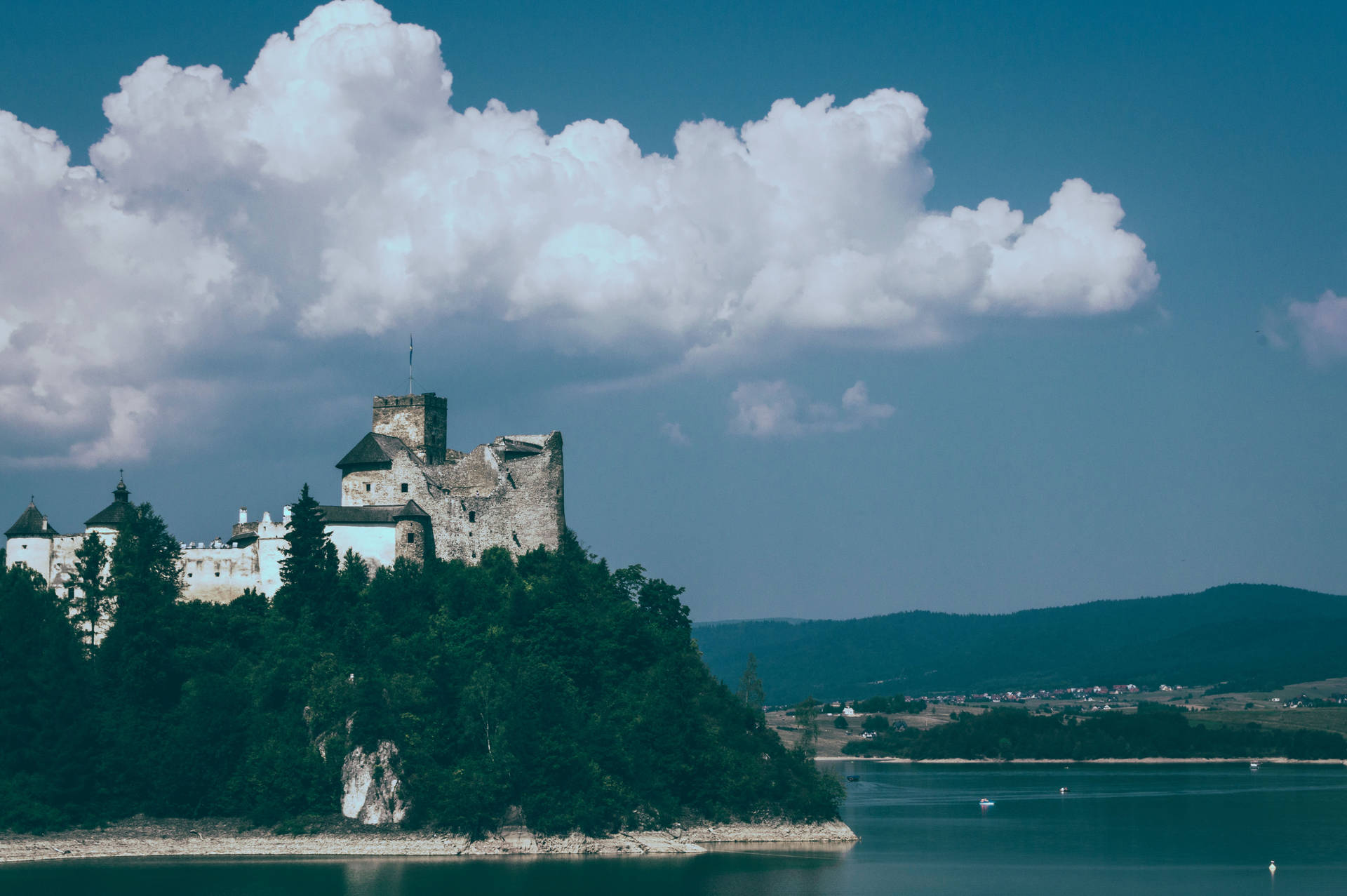 A Scenic Castle On The Hill Background