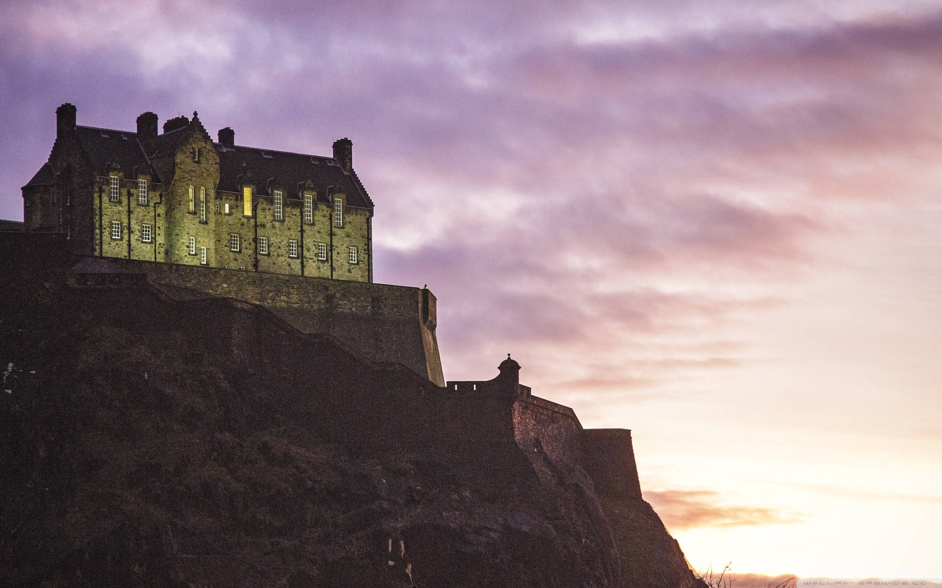 A Scenic View Of Edinburgh Castle Background