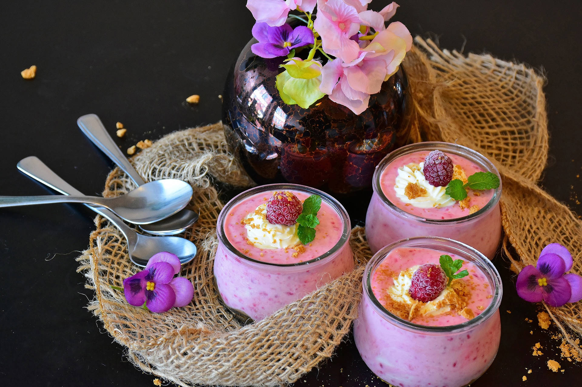 A Scrumptious Blend Of Fresh Yogurt And Raspberries Background