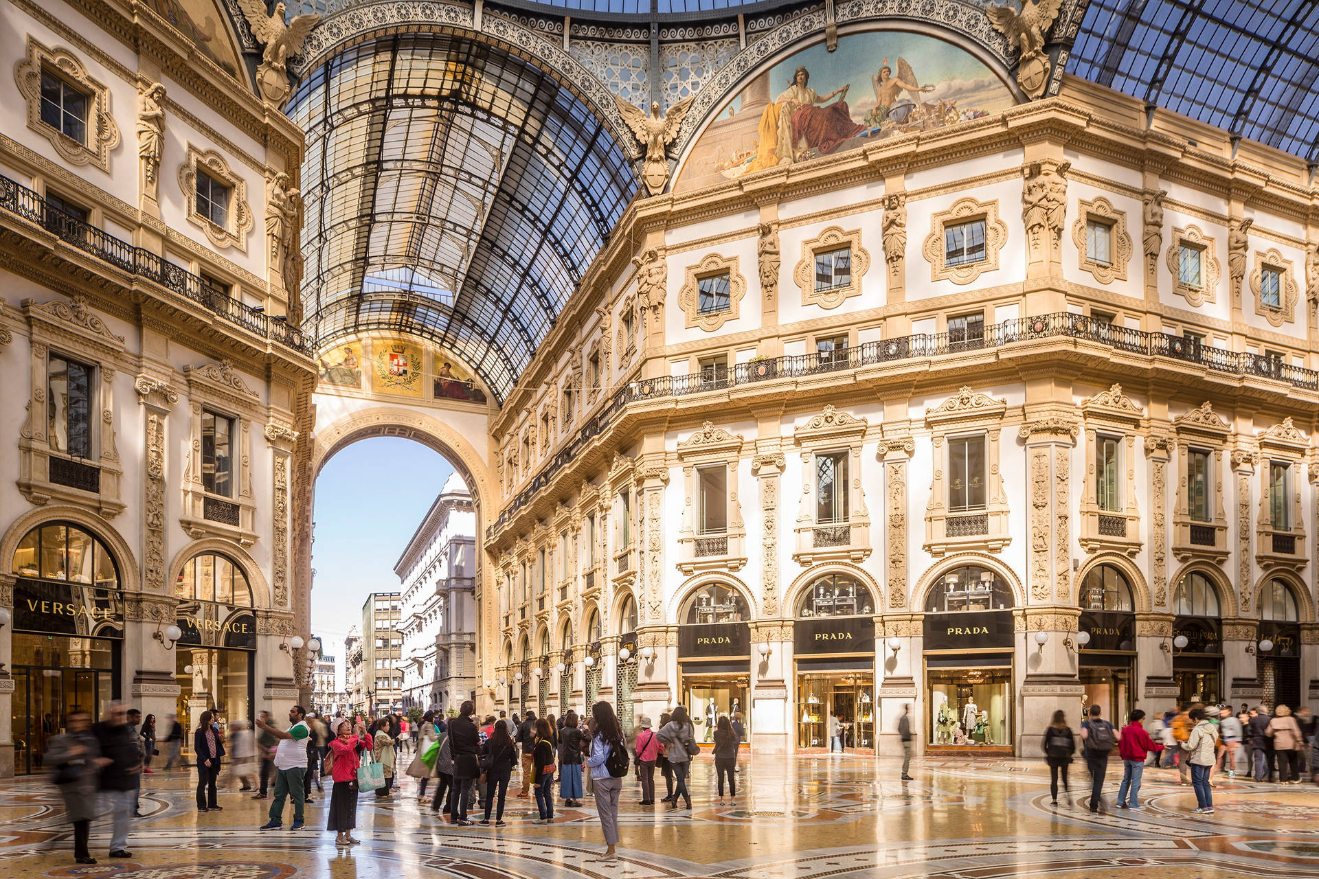 A Shopping Gallery In Milan Background