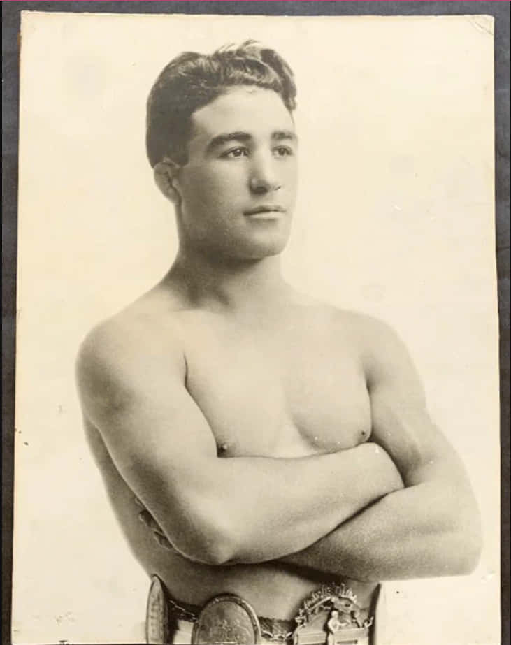 A Side-view Angle Of Johnny Dundee Background