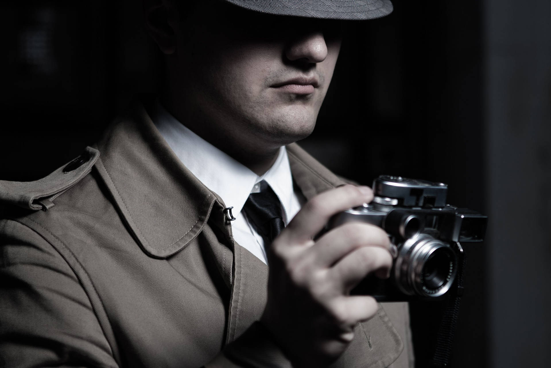 一名熟练的私人侦探使用专业摄像机背景捕捉证据