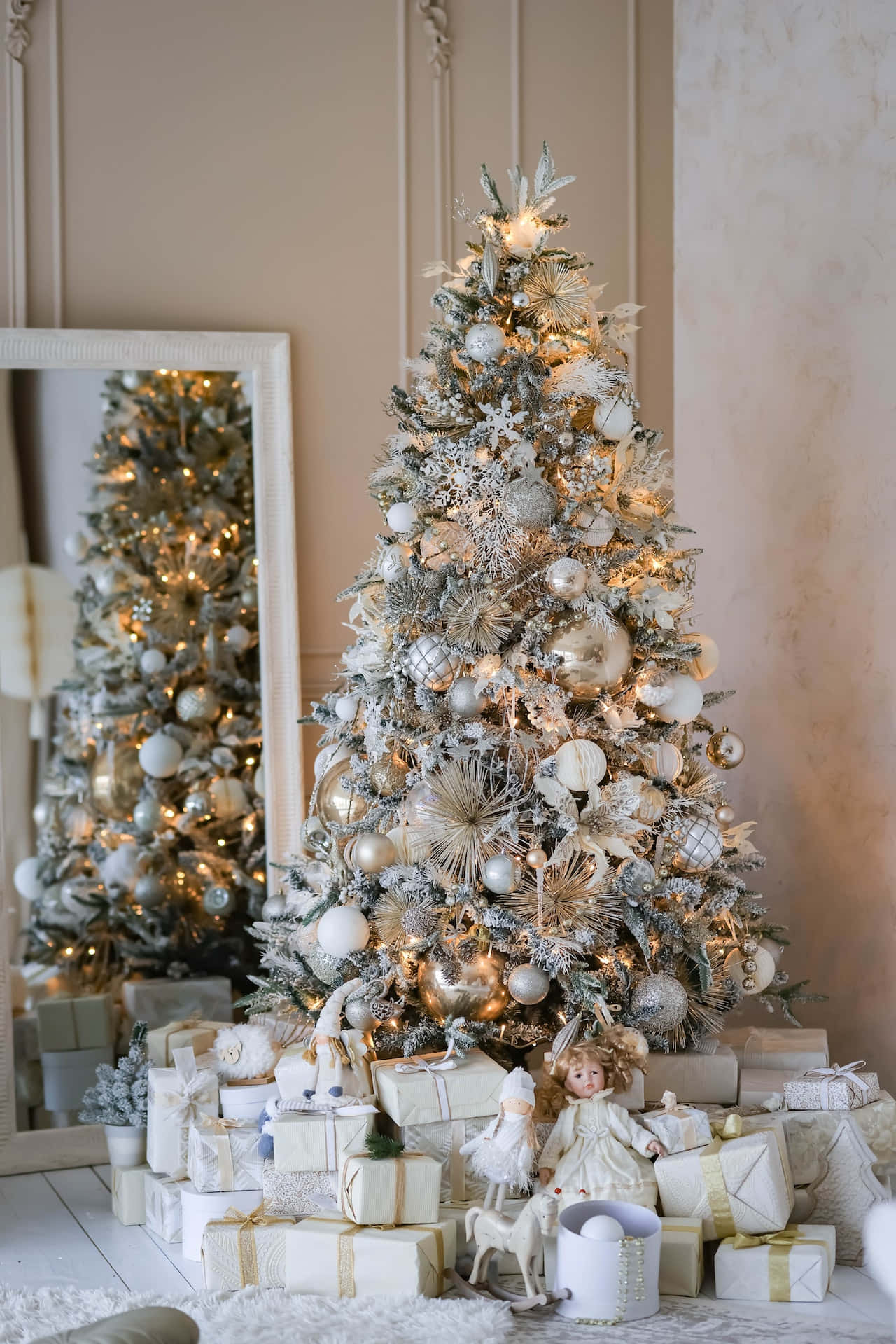 A Sparkly, Aesthetic Christmas Tree Lights Up The Room And Gets Us In The Holiday Spirit
