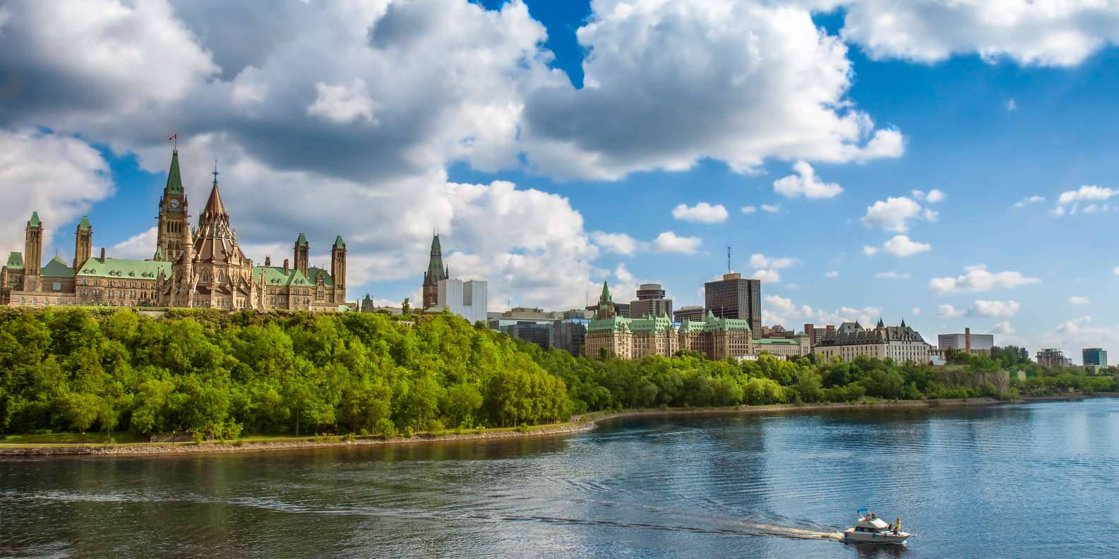 A Speedboat Crossing Ottawa River Background