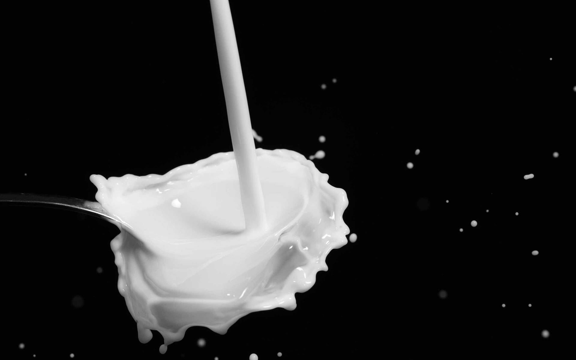 A Spoonful Of Fresh Milk Background