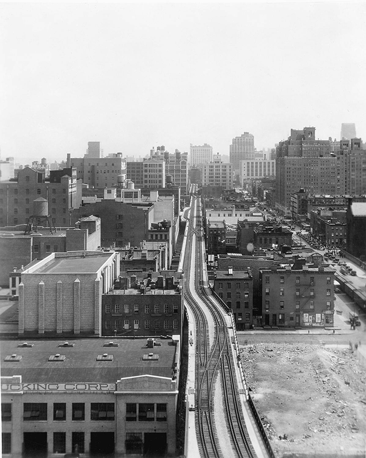 A Striking Black And White Shot Of The High Line, A Serene Urban Getaway In The Heart Of New York City. Background