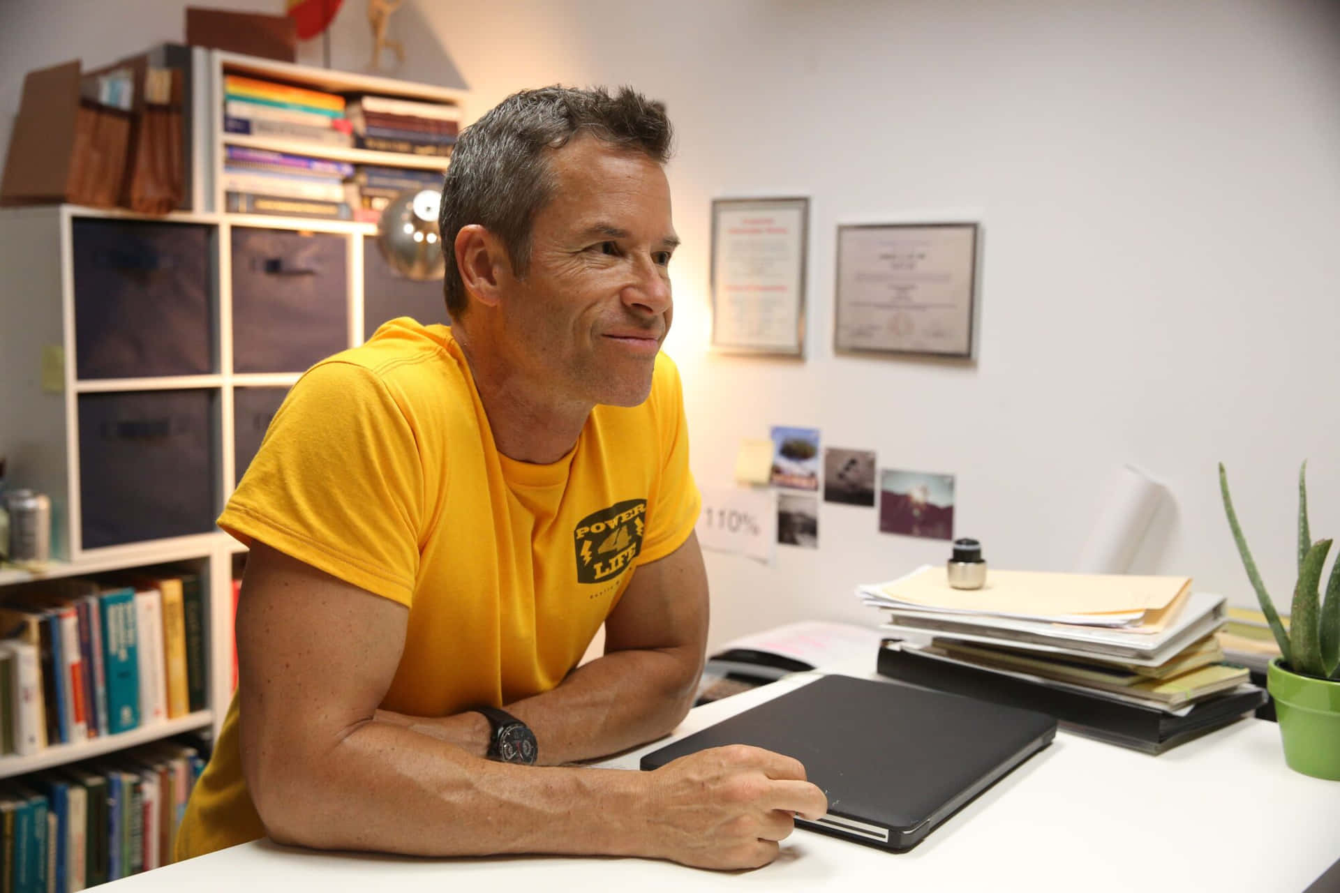 A Striking Portrait Of Guy Pearce Background