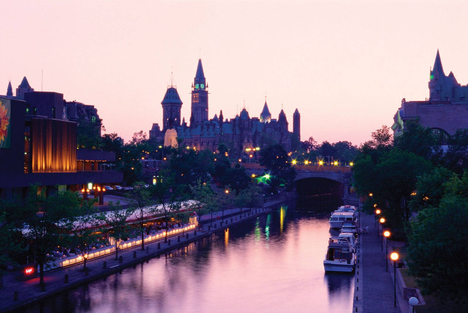 A Stunning Hazy Day At Rideau Canal, Ottawa Background