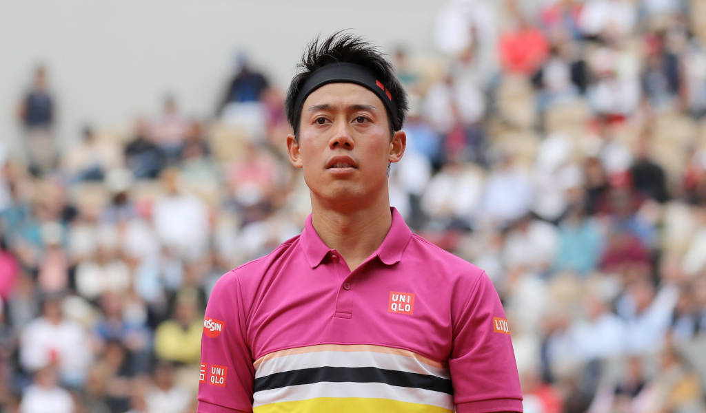 A Tennis Player In A Pink Shirt And Yellow Shirt Background