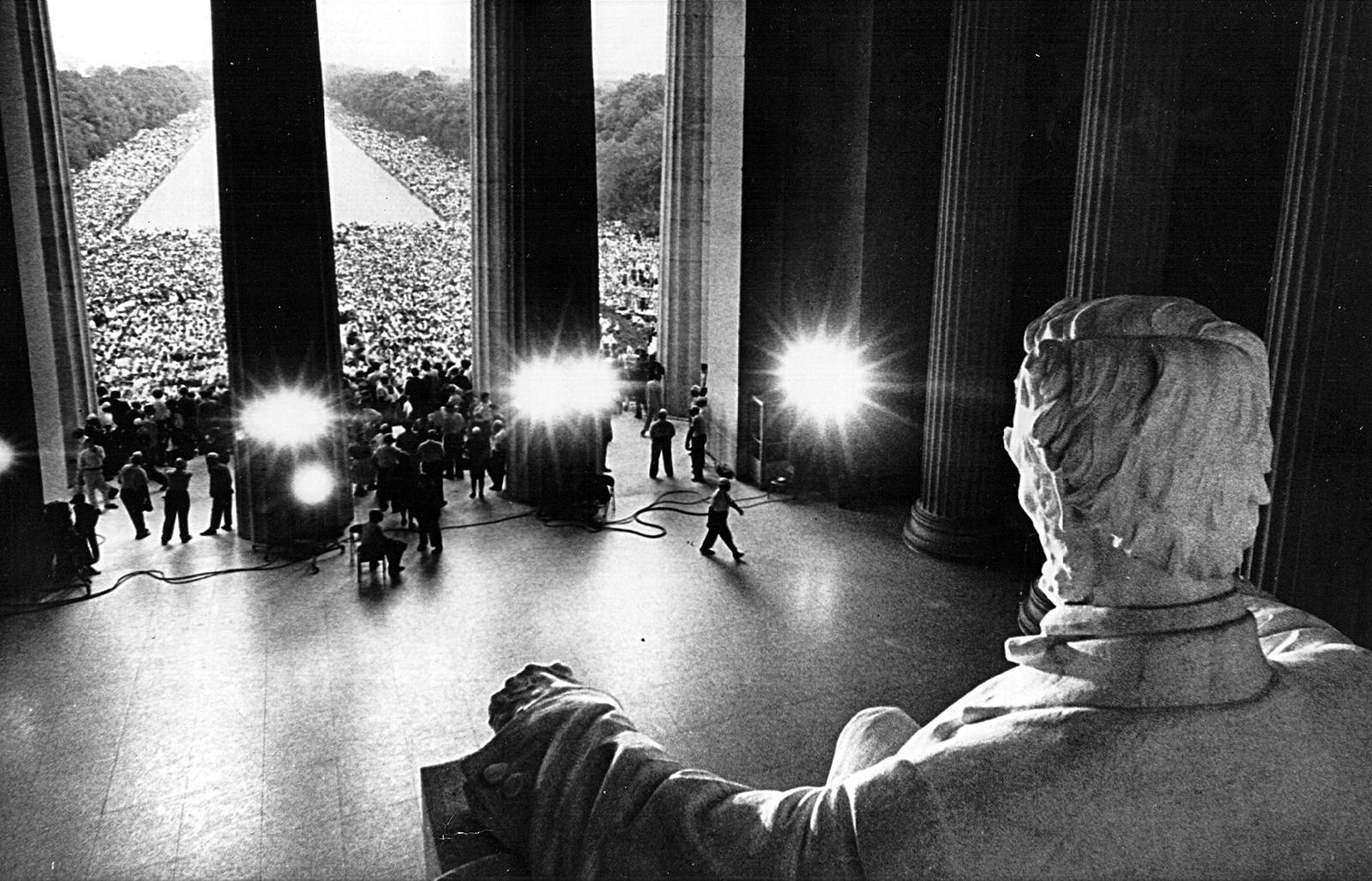 A Thrilling Gathering At The Lincoln Monument Background