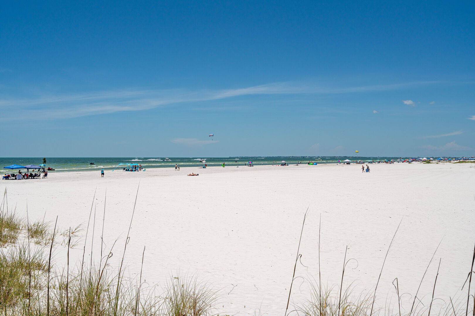 A Tranquil Day At Florida's Pristine White Sand Beach Background