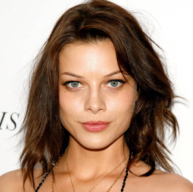 A Woman With Brown Hair And Blue Eyes Posing For A Photo Background