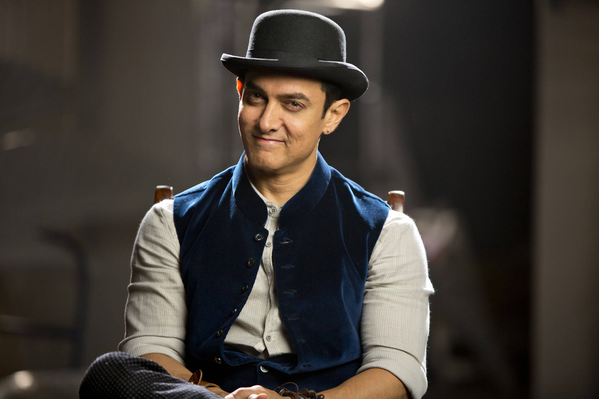 Aamir Khan's Teasing Eyes Background